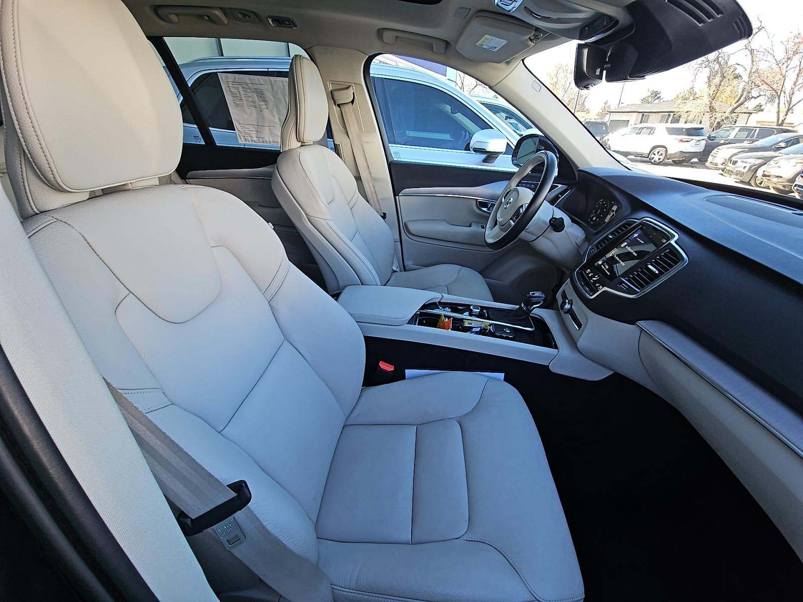 2022 Volvo XC90 T5 Momentum AWD