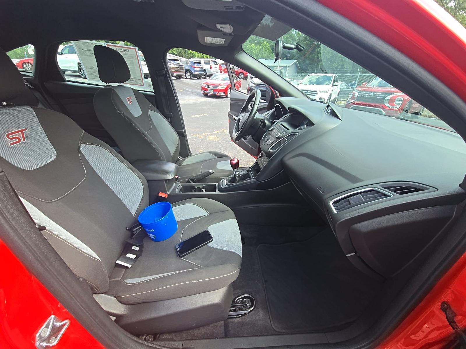 2017 Ford Focus ST FWD