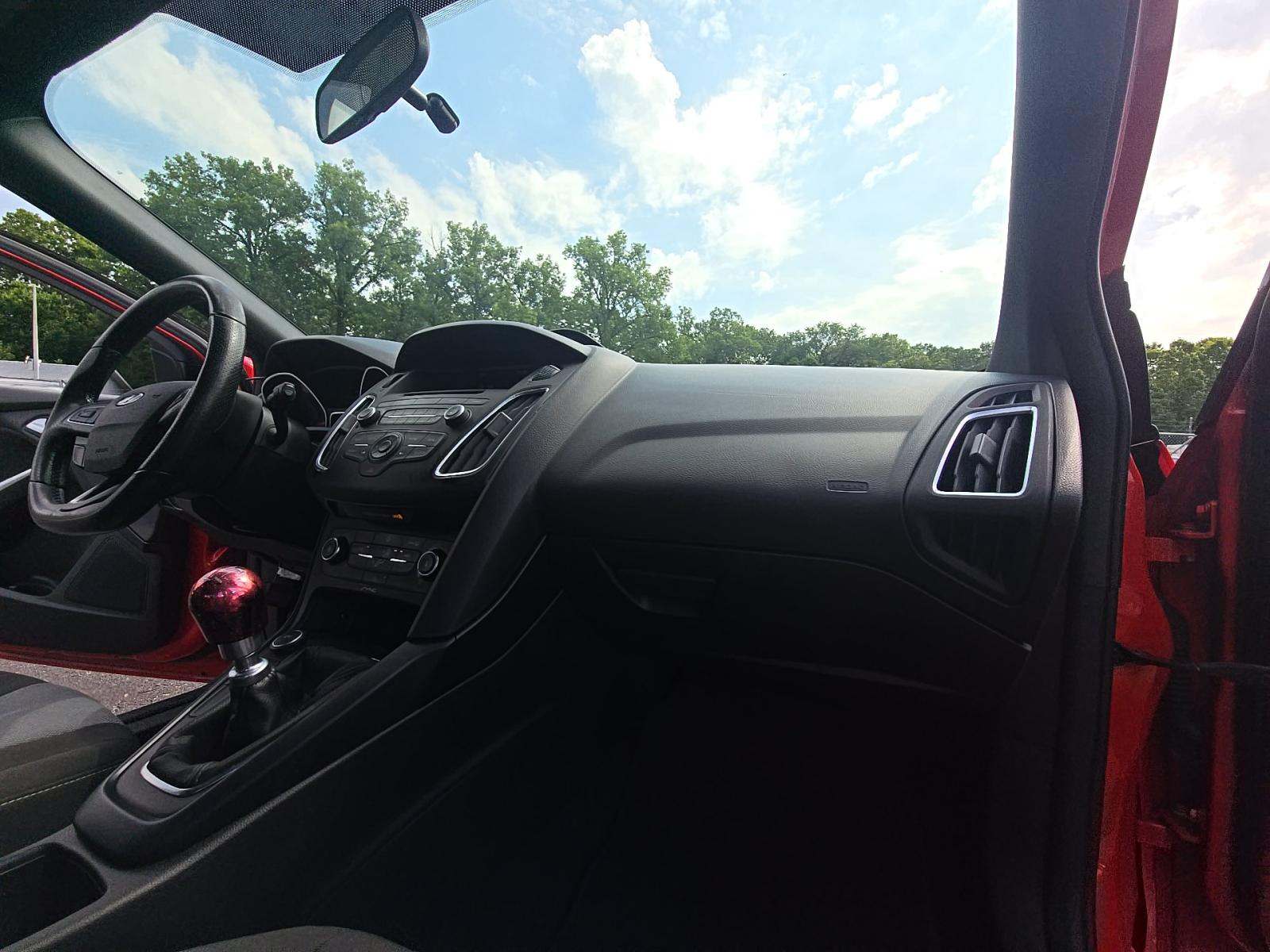 2017 Ford Focus ST FWD