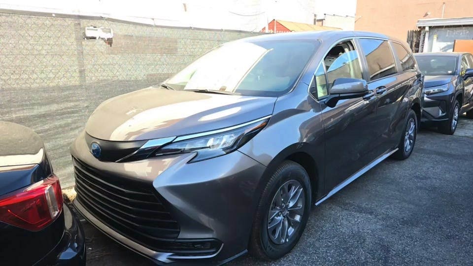 2024 Toyota Sienna LE 8-Passenger 120.5