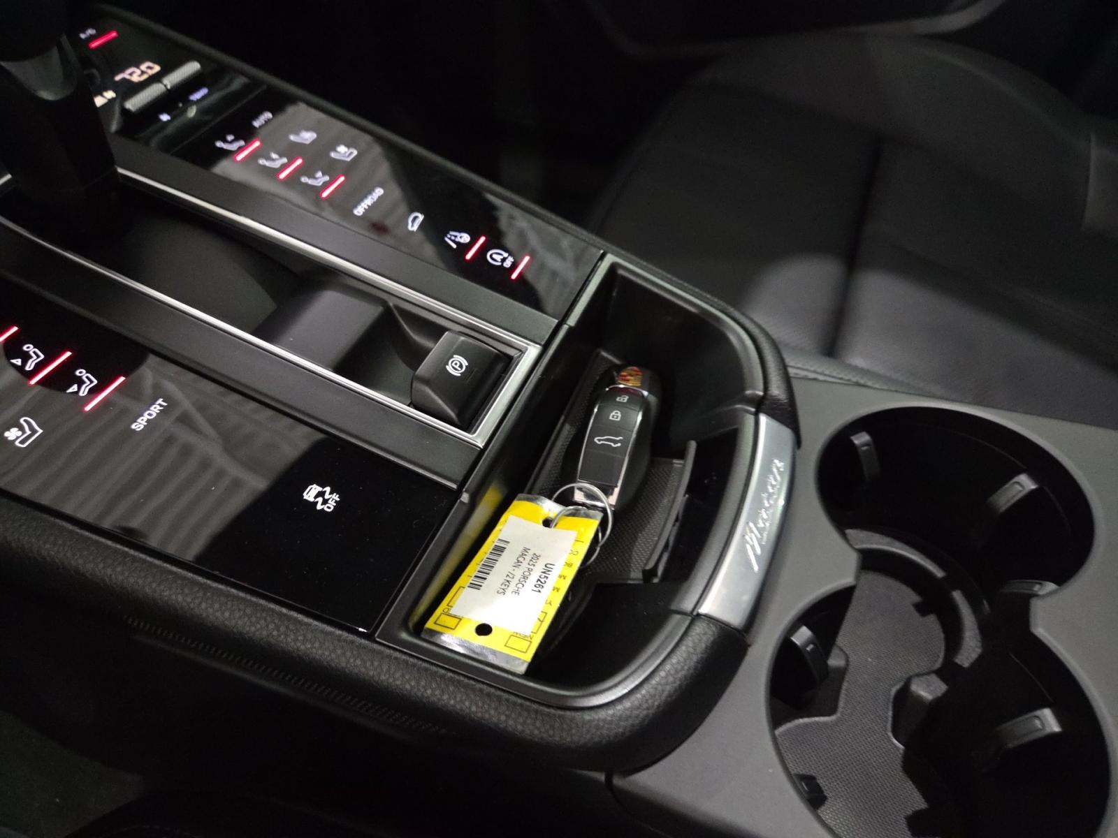 2025 Porsche Macan Base AWD