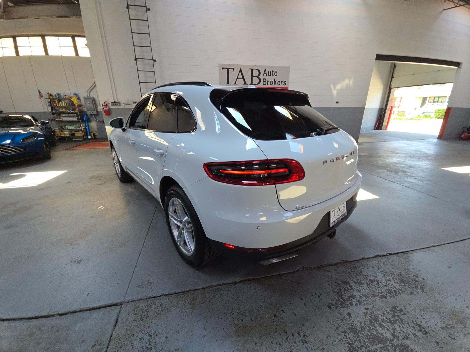 2018 Porsche Macan Base AWD