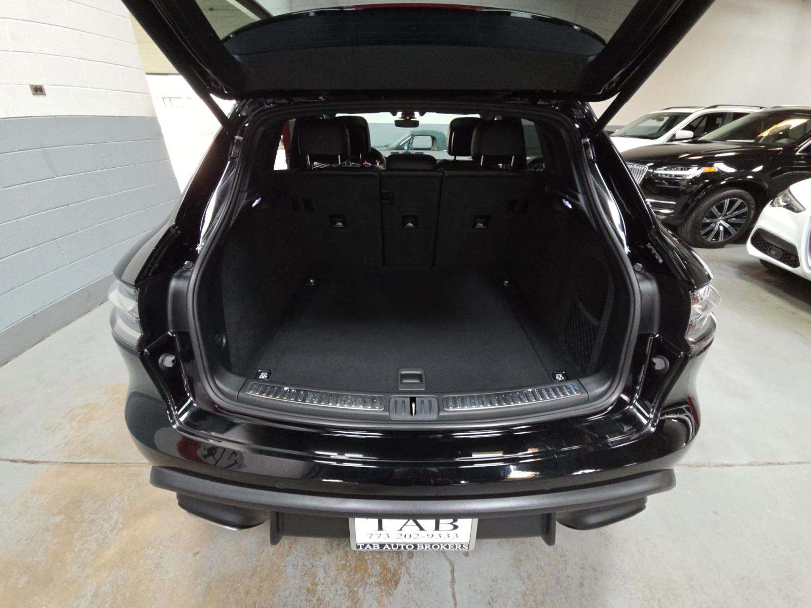 2023 Porsche Macan Base AWD