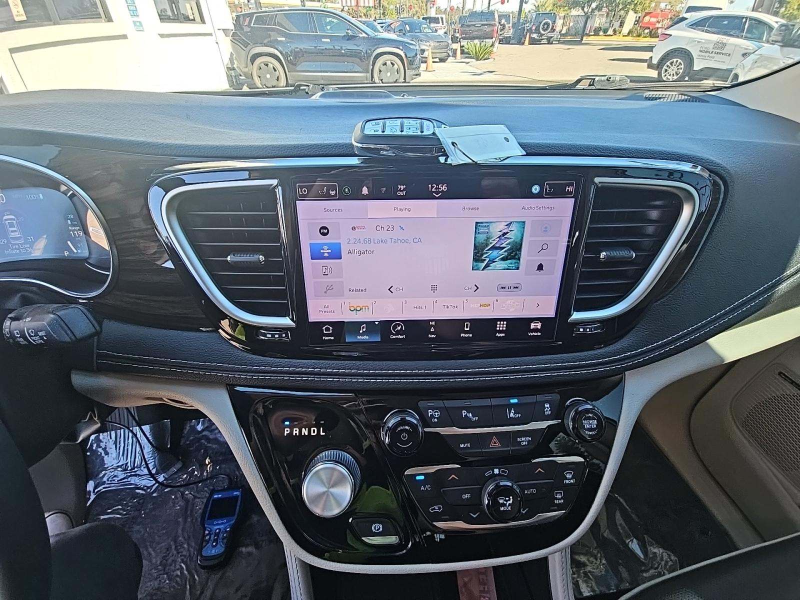 2022 Chrysler Pacifica Hybrid Limited FWD