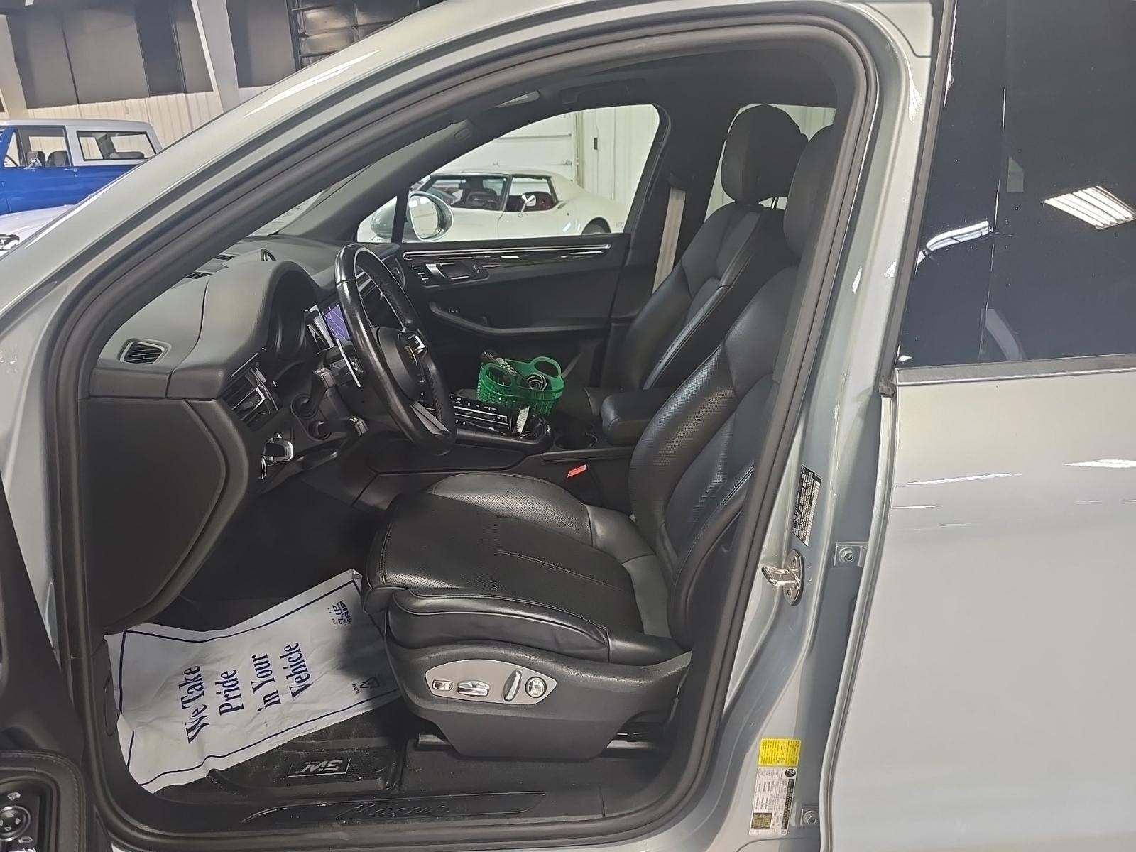 2022 Porsche Macan Base AWD