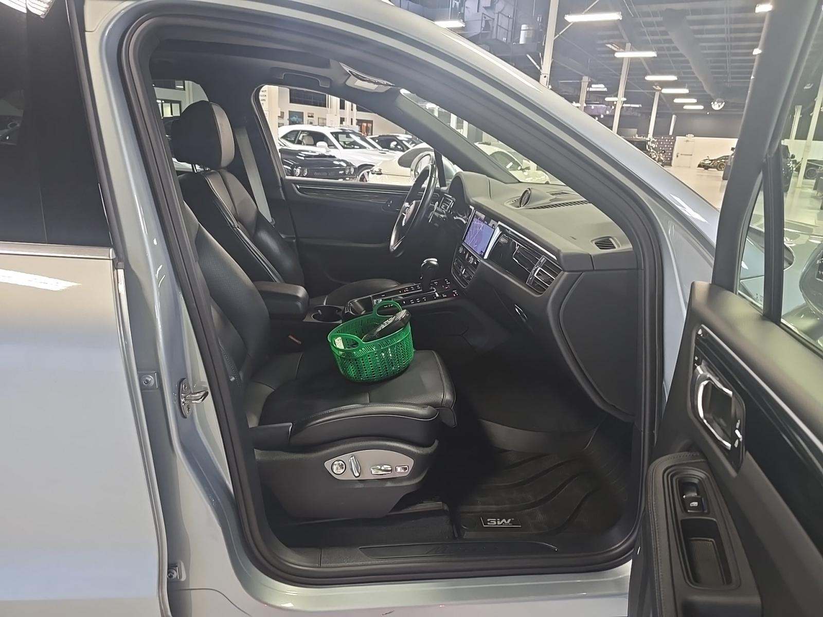 2022 Porsche Macan Base AWD