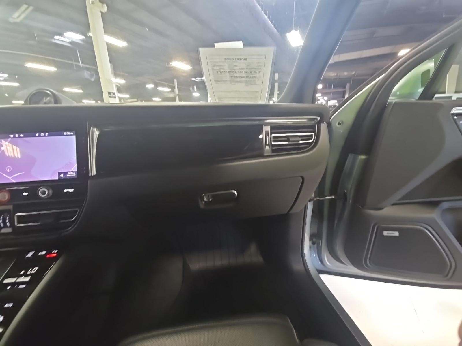 2022 Porsche Macan Base AWD