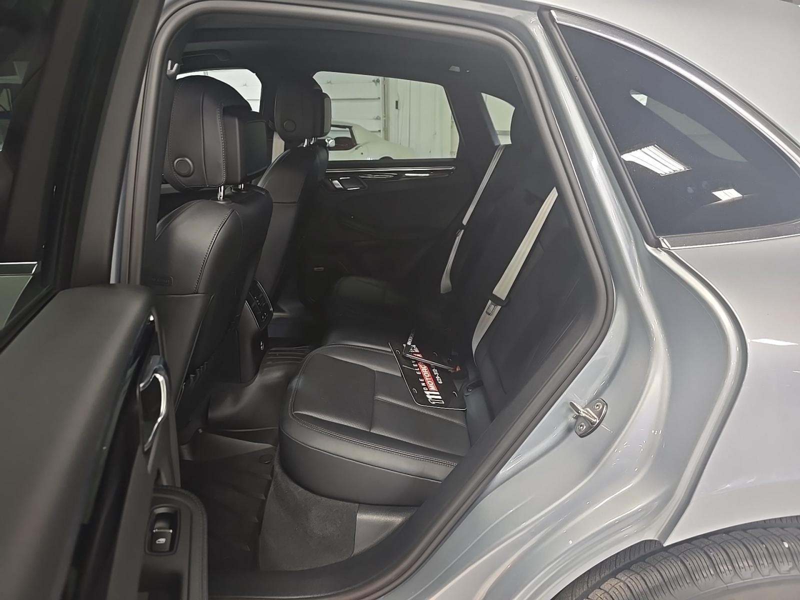 2022 Porsche Macan Base AWD