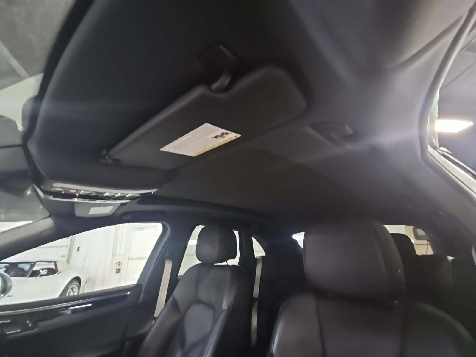 2022 Porsche Macan Base AWD