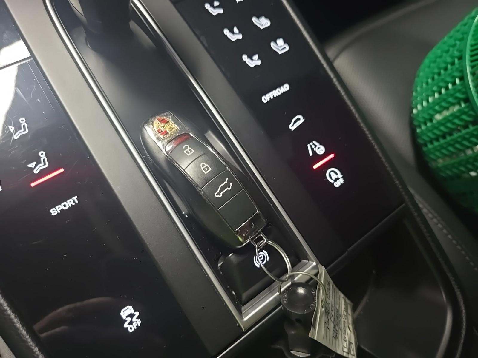 2022 Porsche Macan Base AWD