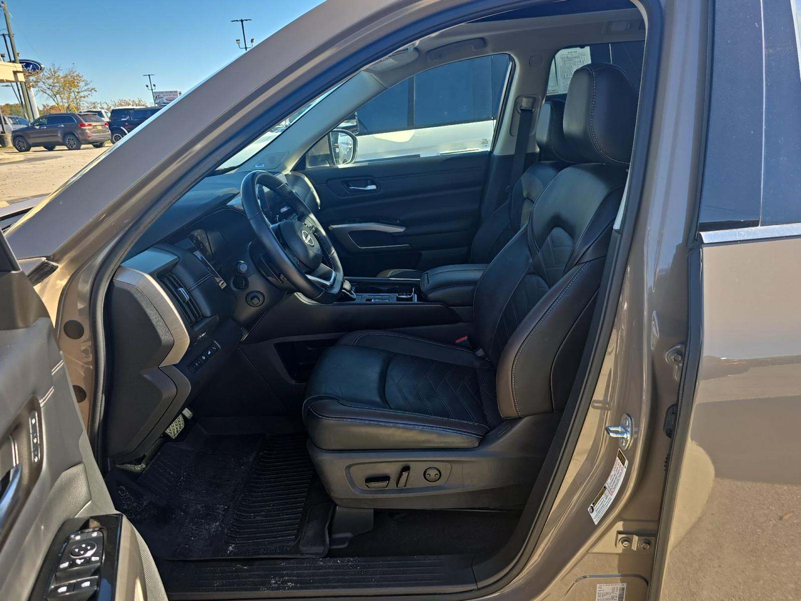 2023 Nissan Pathfinder Platinum AWD