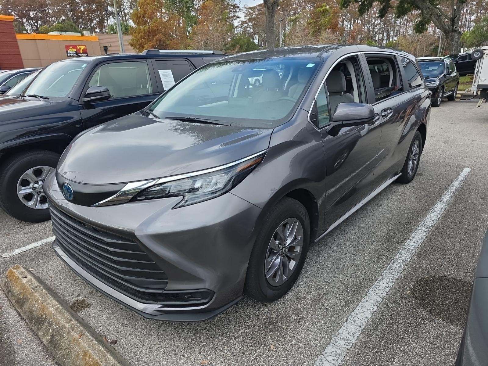 2024 Toyota Sienna LE FWD