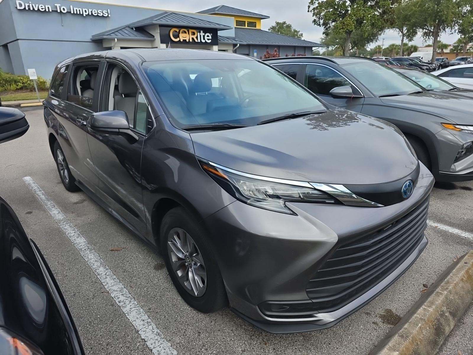 2024 Toyota Sienna LE FWD