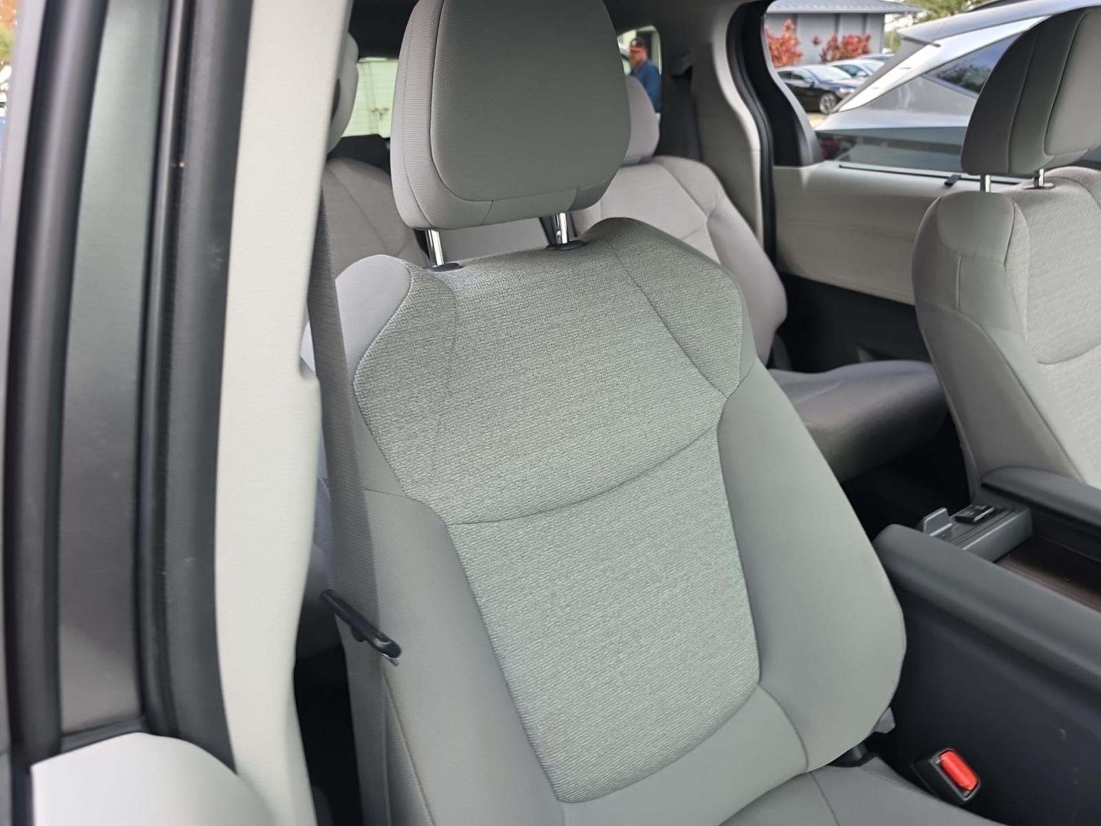 2024 Toyota Sienna LE FWD