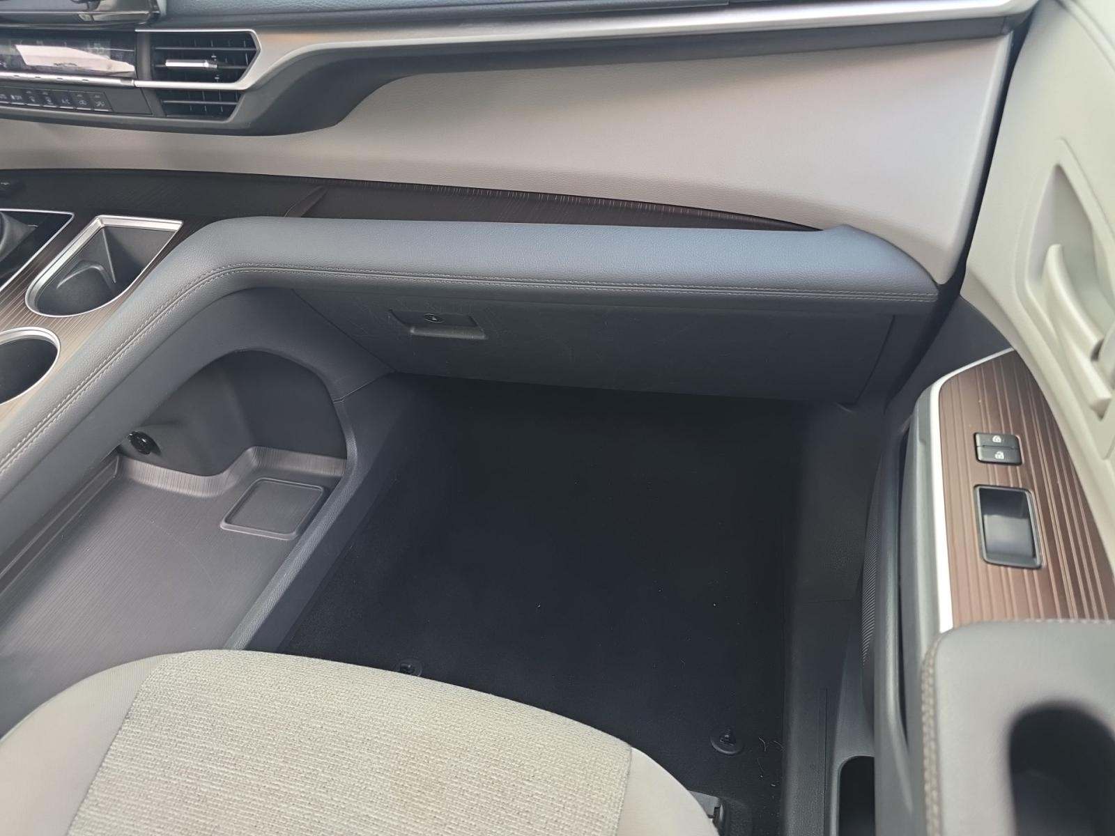 2024 Toyota Sienna LE FWD