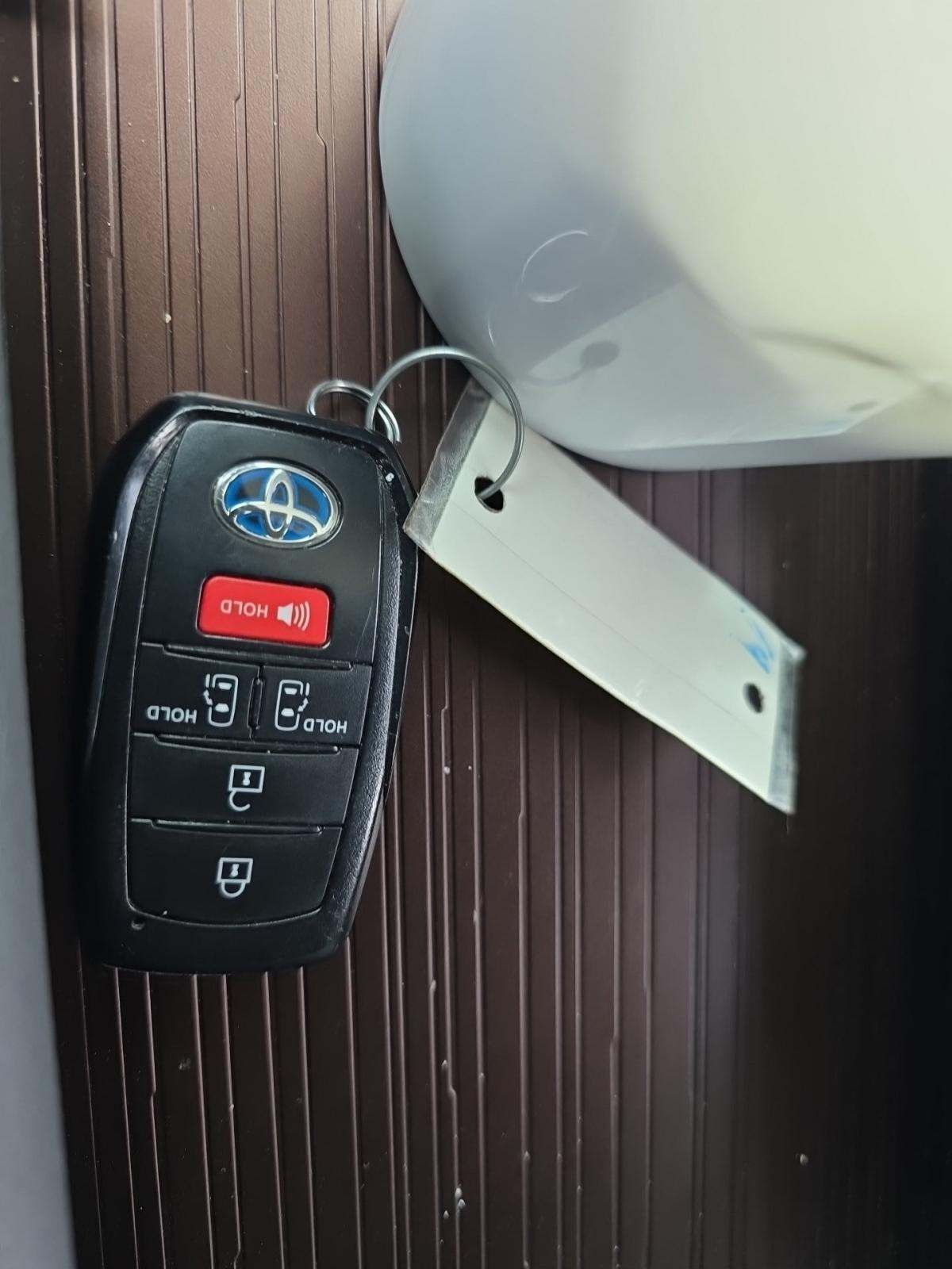 2024 Toyota Sienna LE FWD