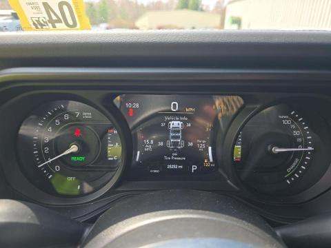 JEEP 4XE SAHARA - 9