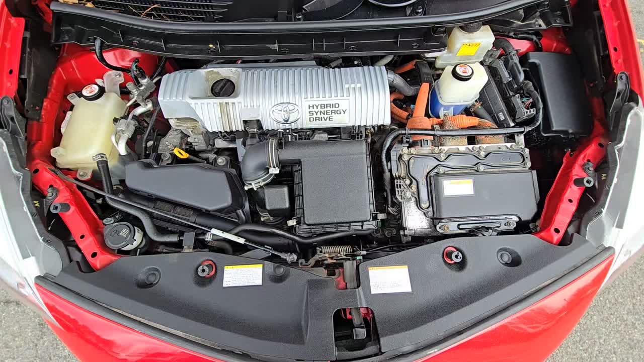 2017 Toyota Prius v Three FWD