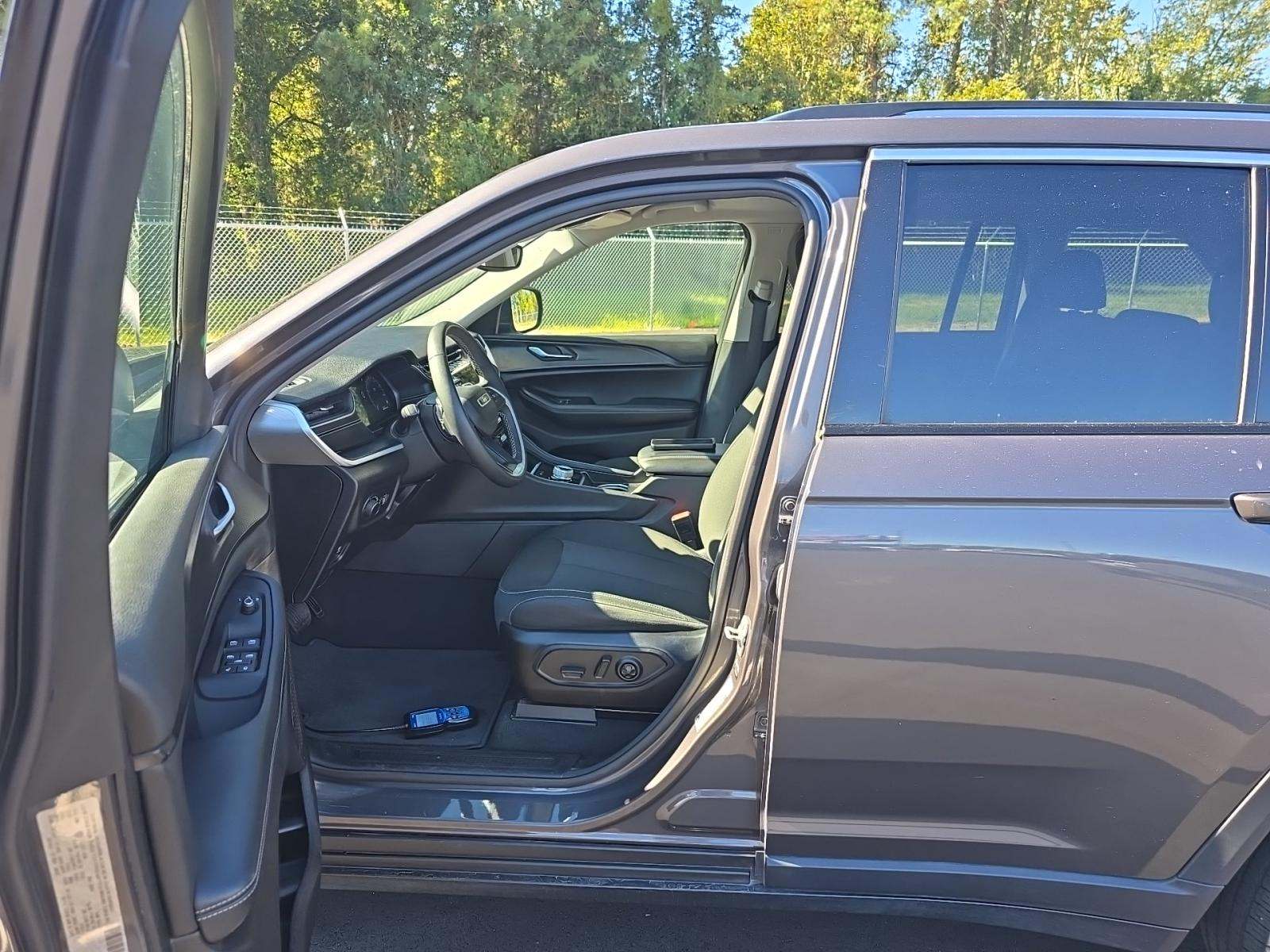 2024 Jeep Grand Cherokee Laredo AWD