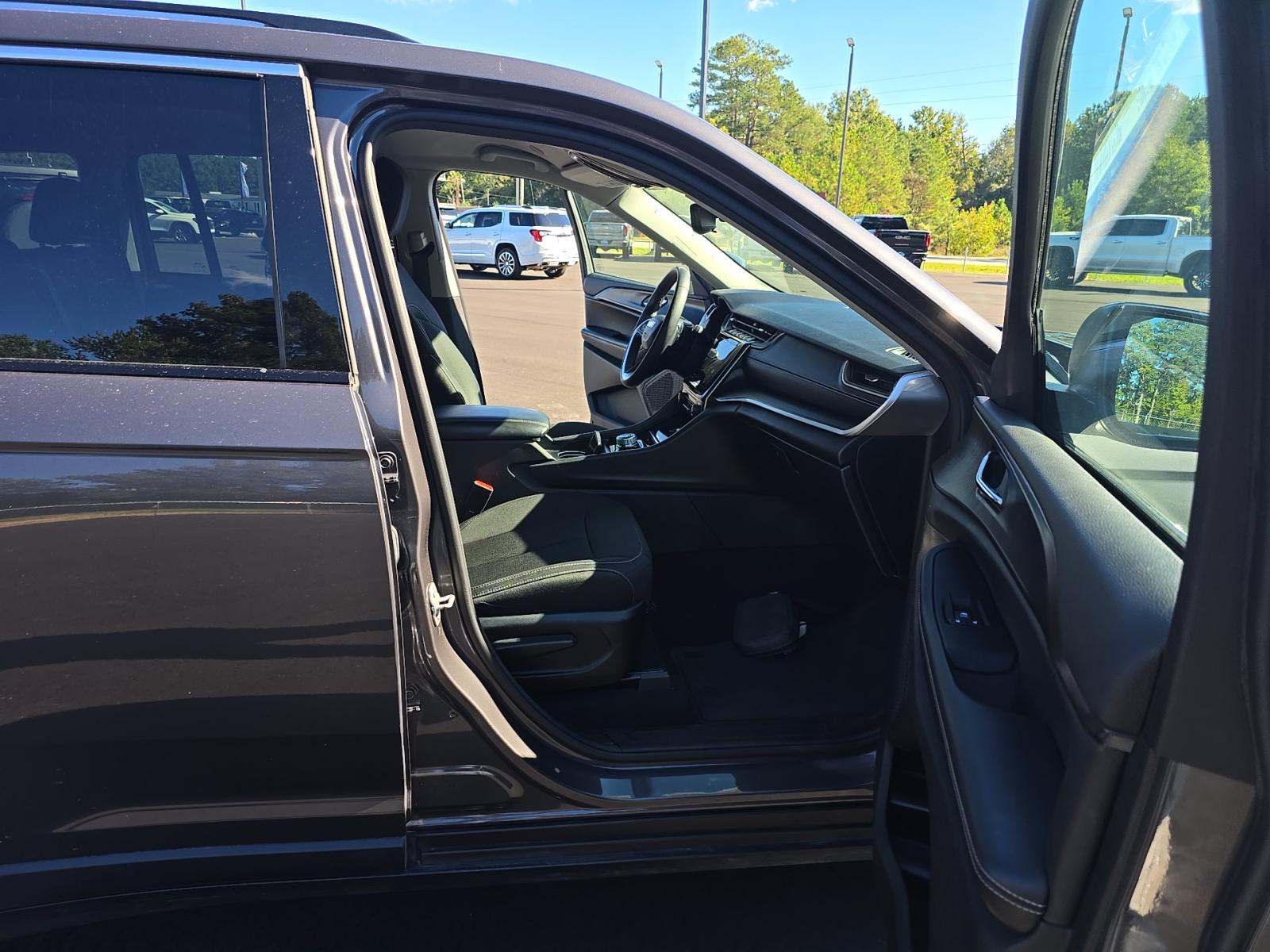 2024 Jeep Grand Cherokee Laredo AWD