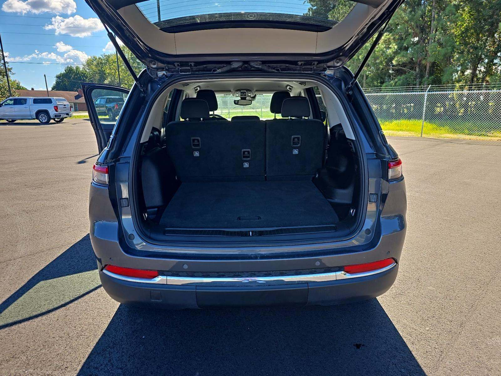 2024 Jeep Grand Cherokee Laredo AWD