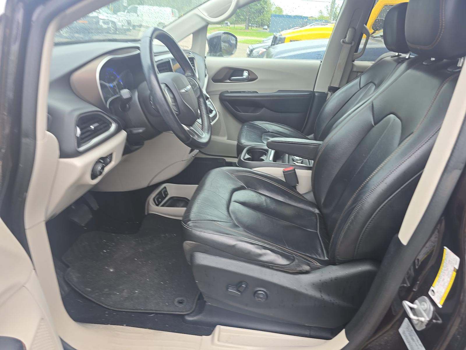 CHRYSLER PACIFICA - 6
