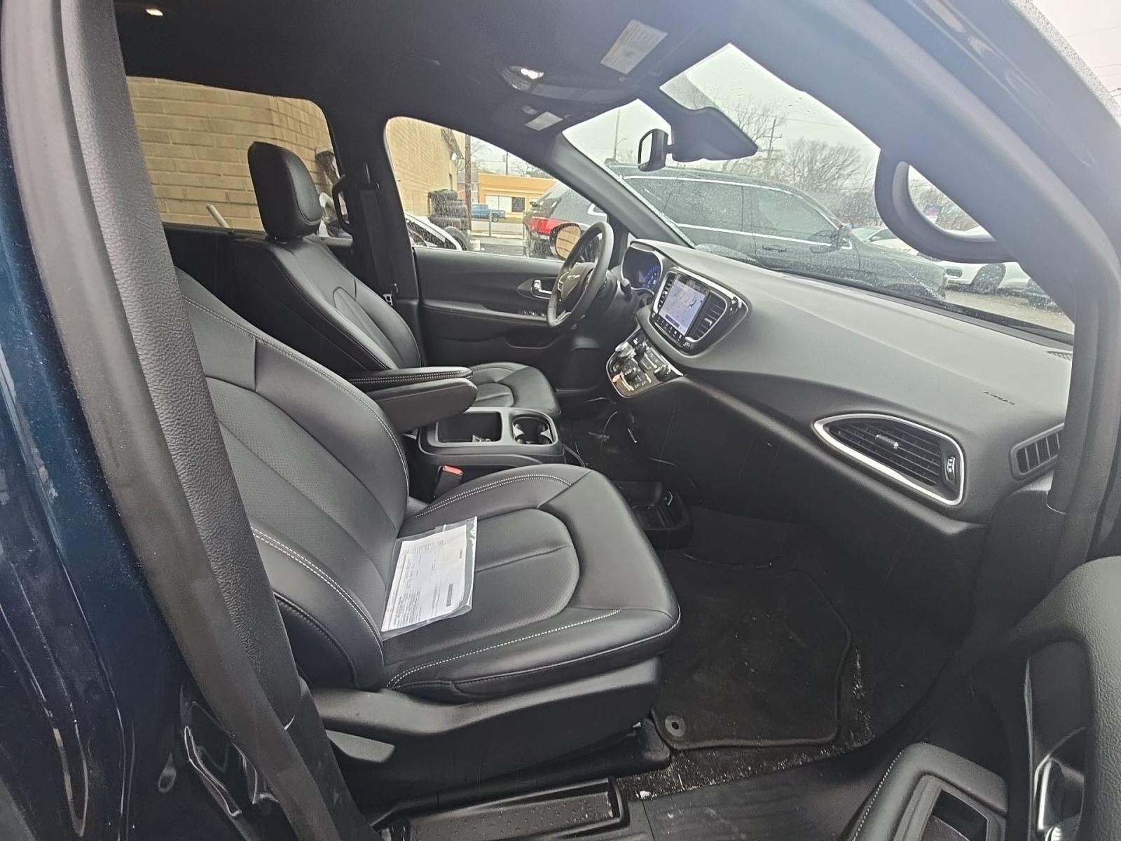 2025 Chrysler Pacifica Select FWD