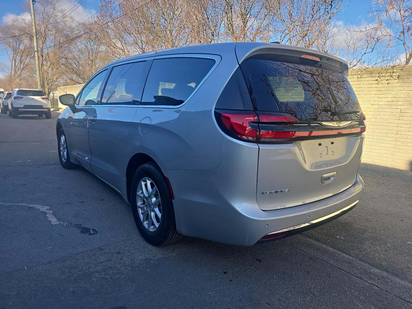 2024 Chrysler Pacifica Touring FWD