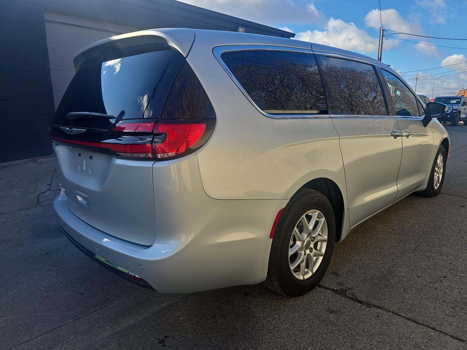 2024 Chrysler Pacifica Touring FWD