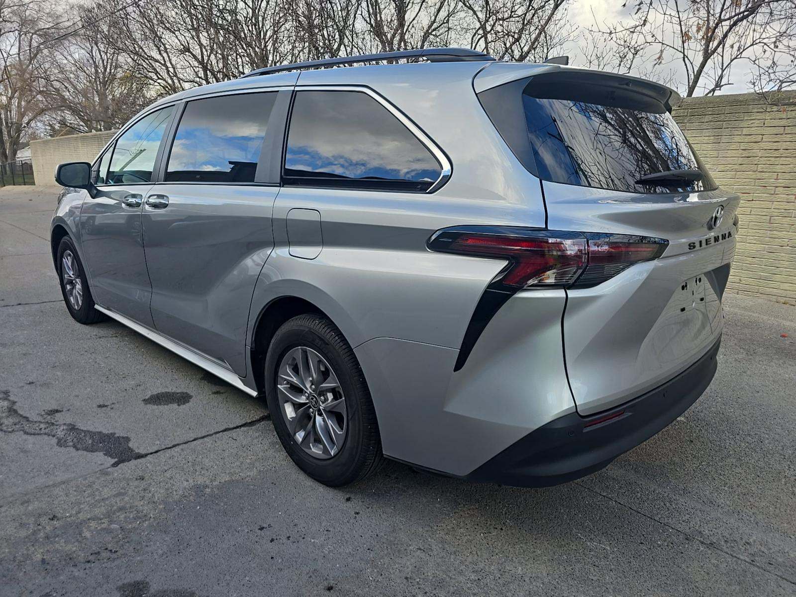 2024 Toyota Sienna XLE FWD