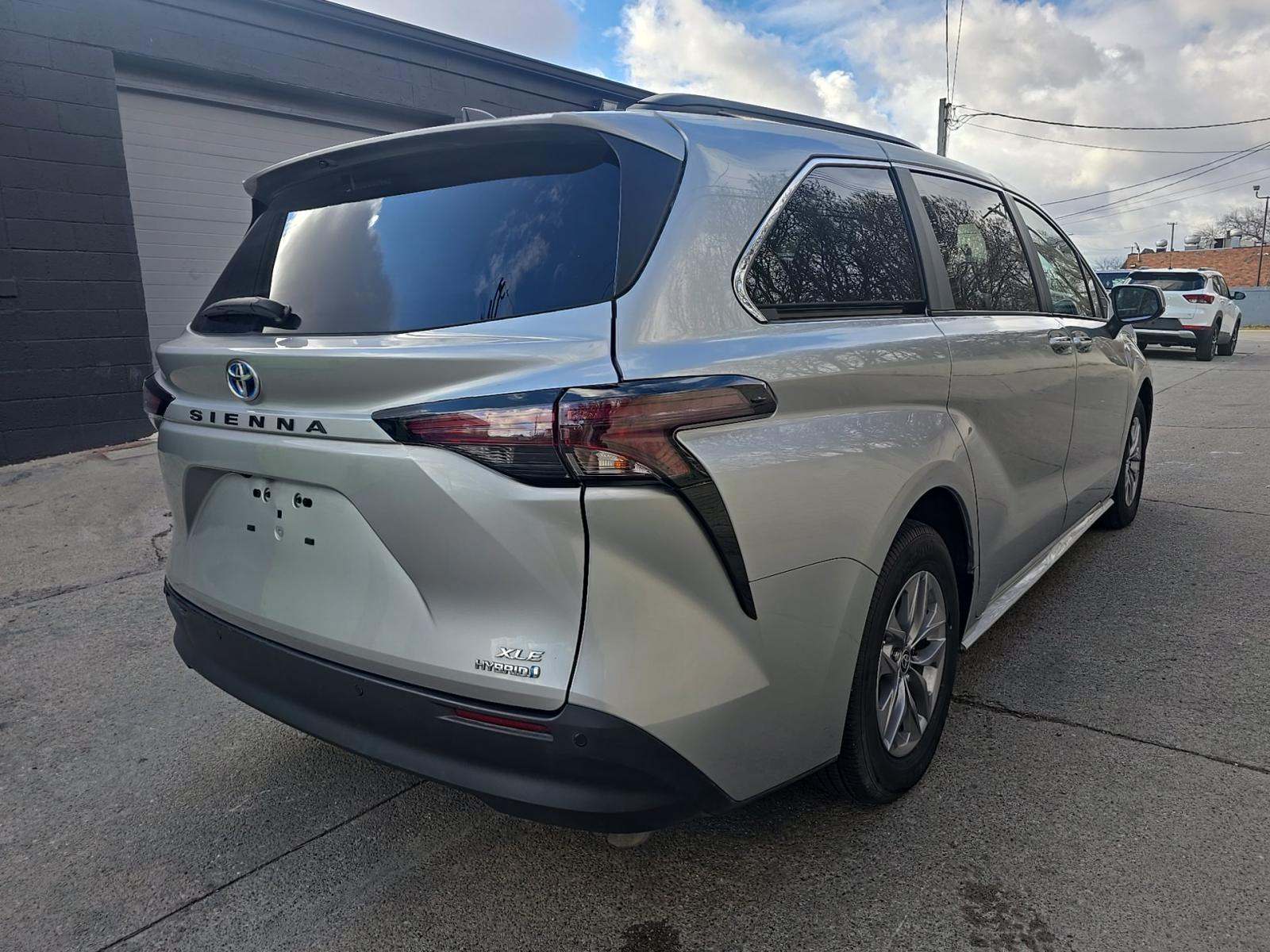 2024 Toyota Sienna XLE FWD