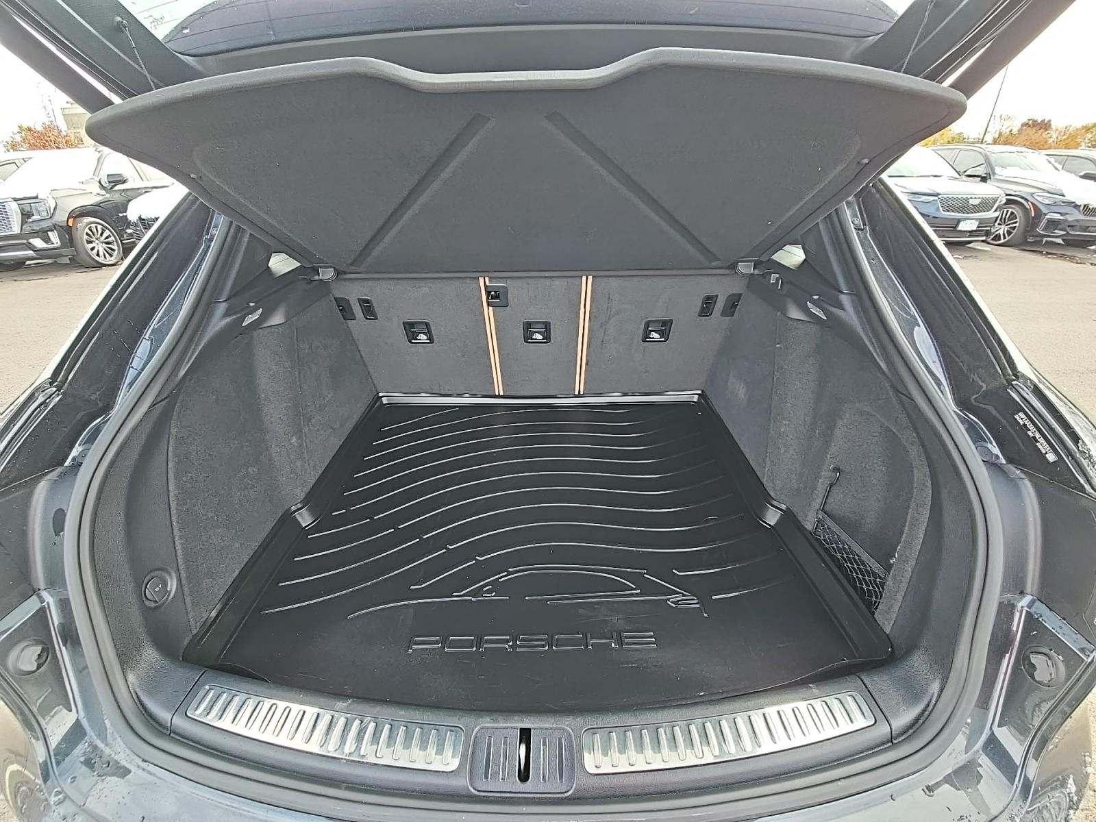 2022 Porsche Macan Base AWD