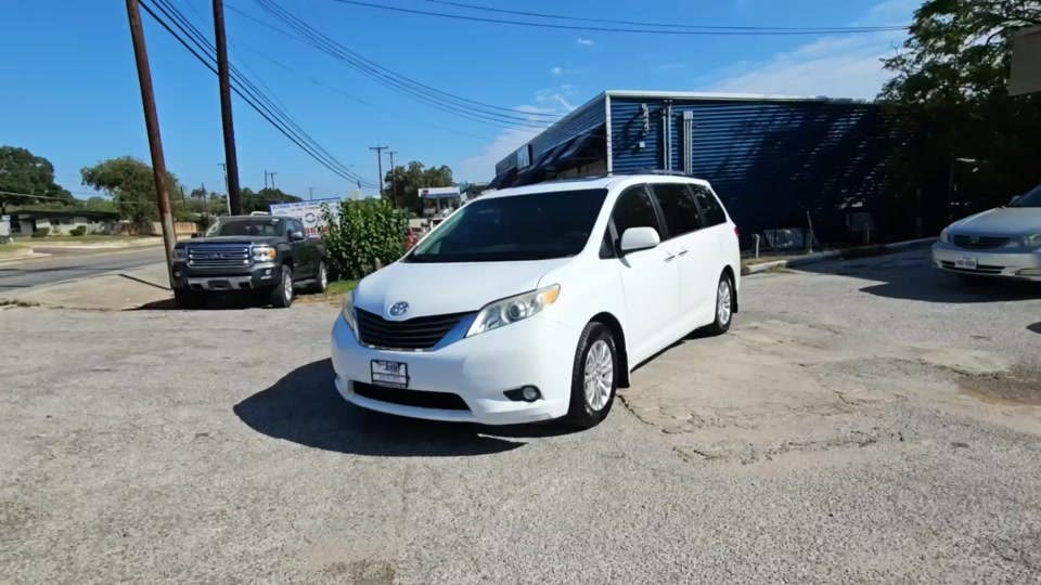 2014 Toyota Sienna XLE 8-Passenger 119.3