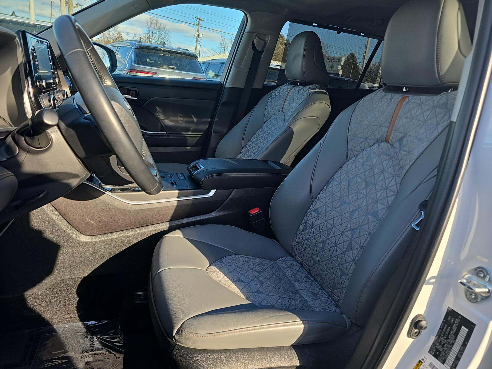 2022 Toyota Highlander Hybrid Bronze Edition AWD