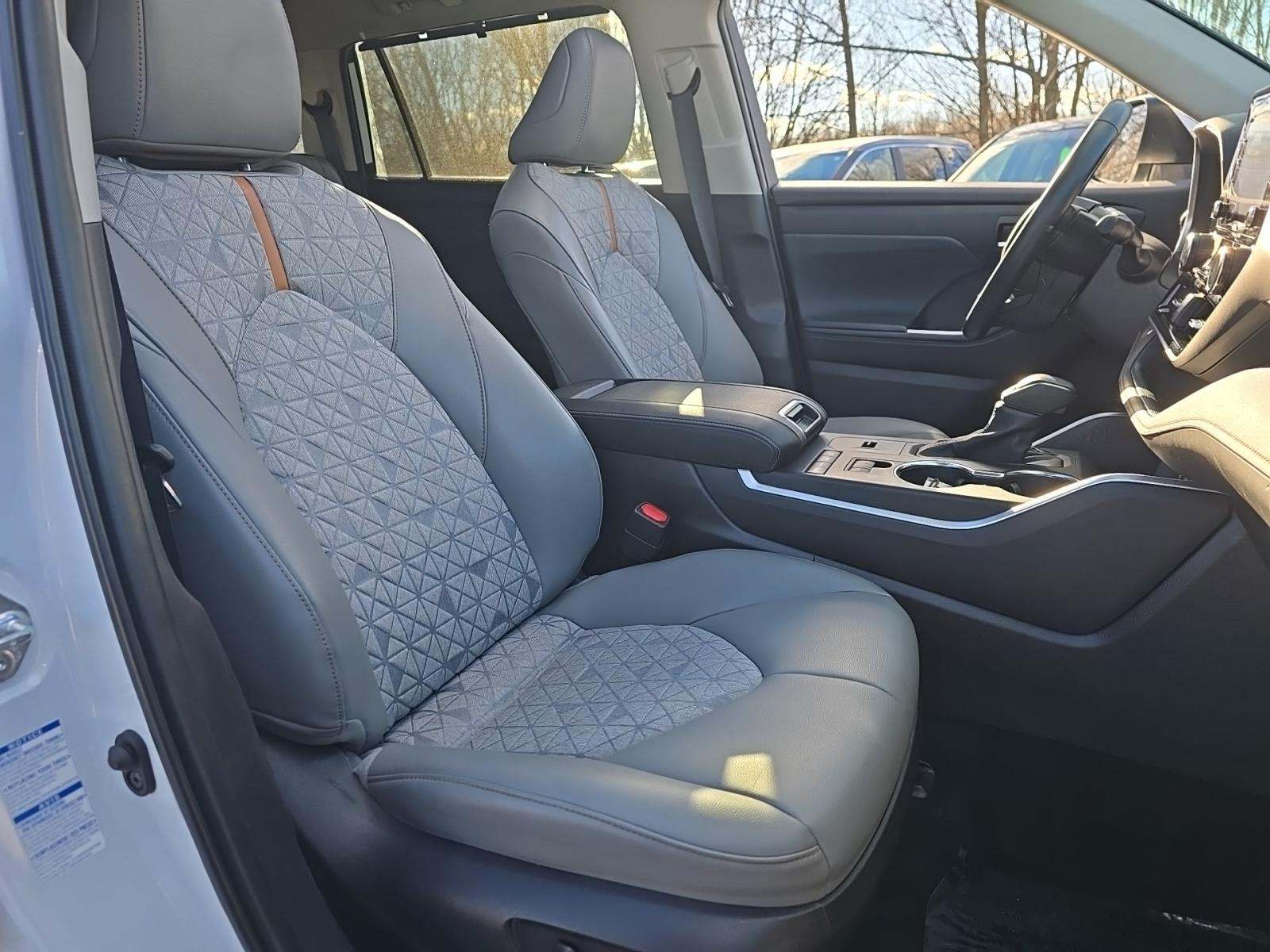 2022 Toyota Highlander Hybrid Bronze Edition AWD