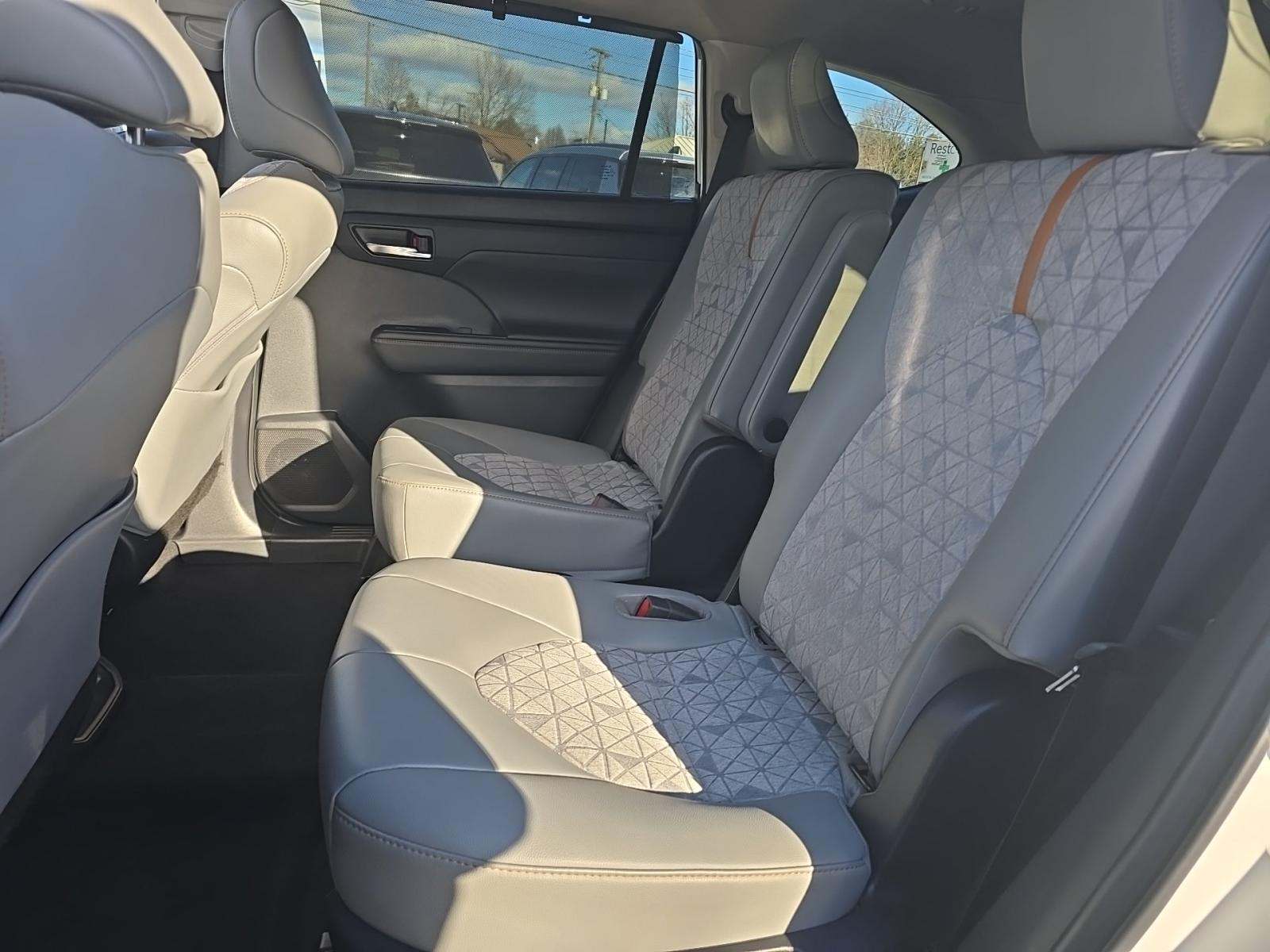 2022 Toyota Highlander Hybrid Bronze Edition AWD