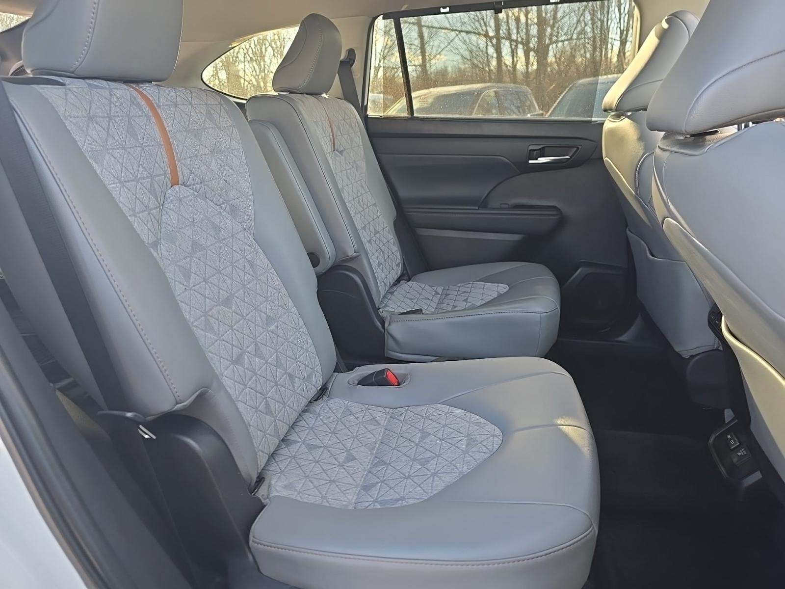 2022 Toyota Highlander Hybrid Bronze Edition AWD