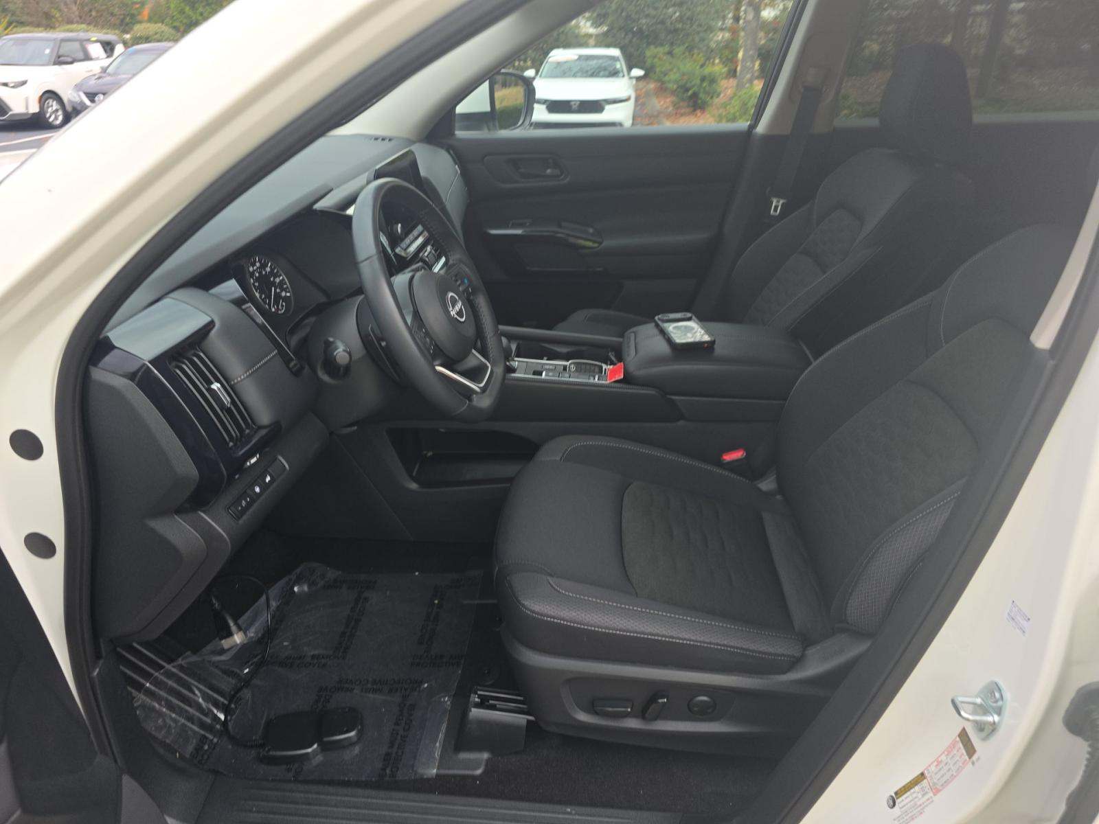 2025 Nissan Pathfinder SV FWD