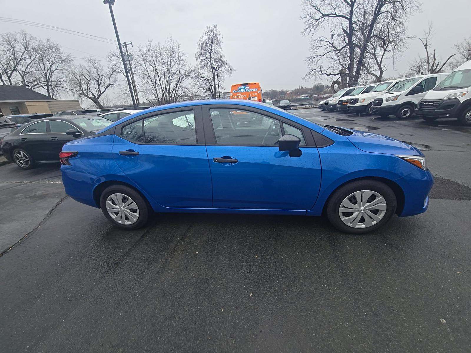 NISSAN VERSA - 4