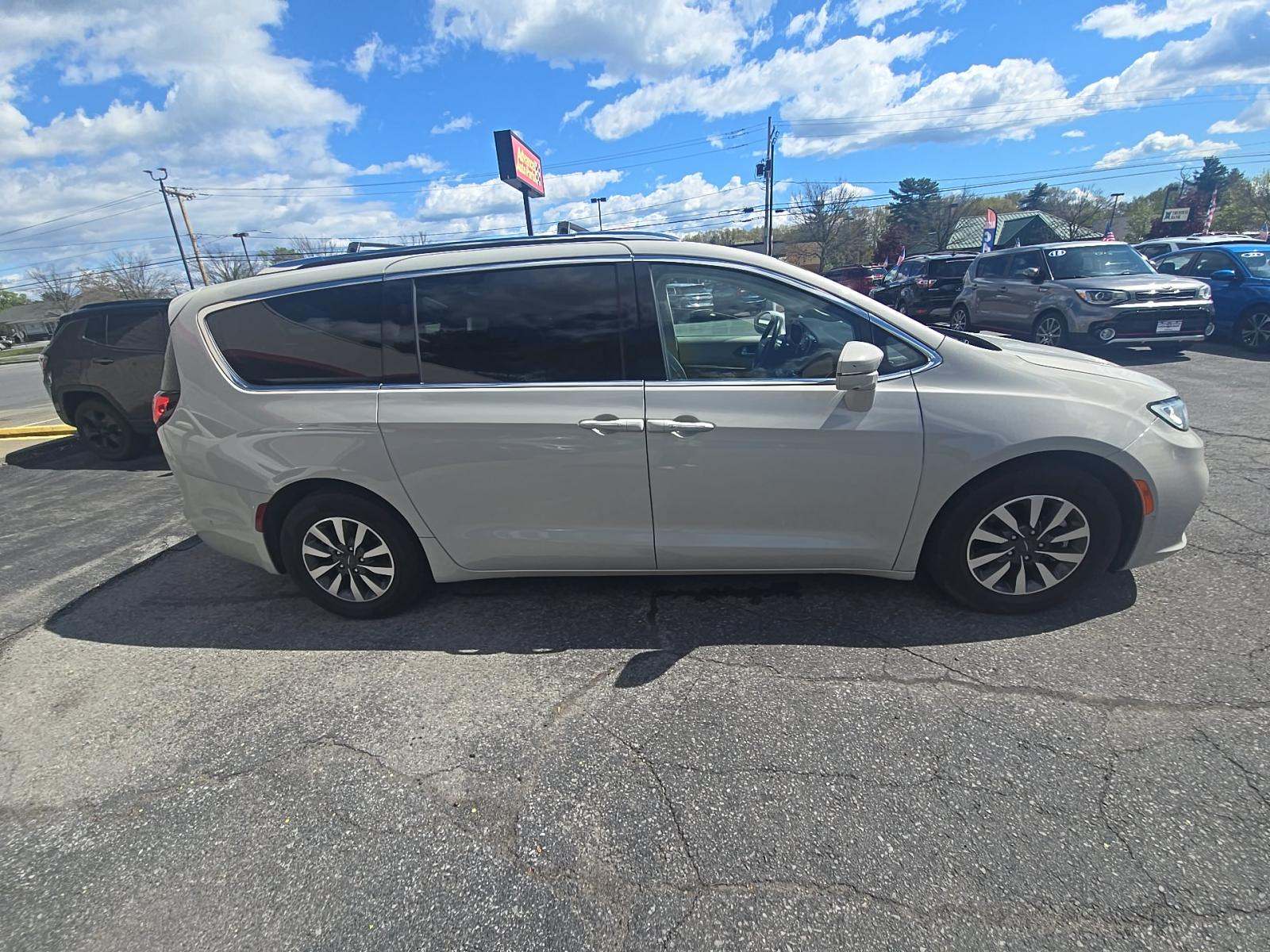 2021 Chrysler Pacifica Hybrid Touring L FWD