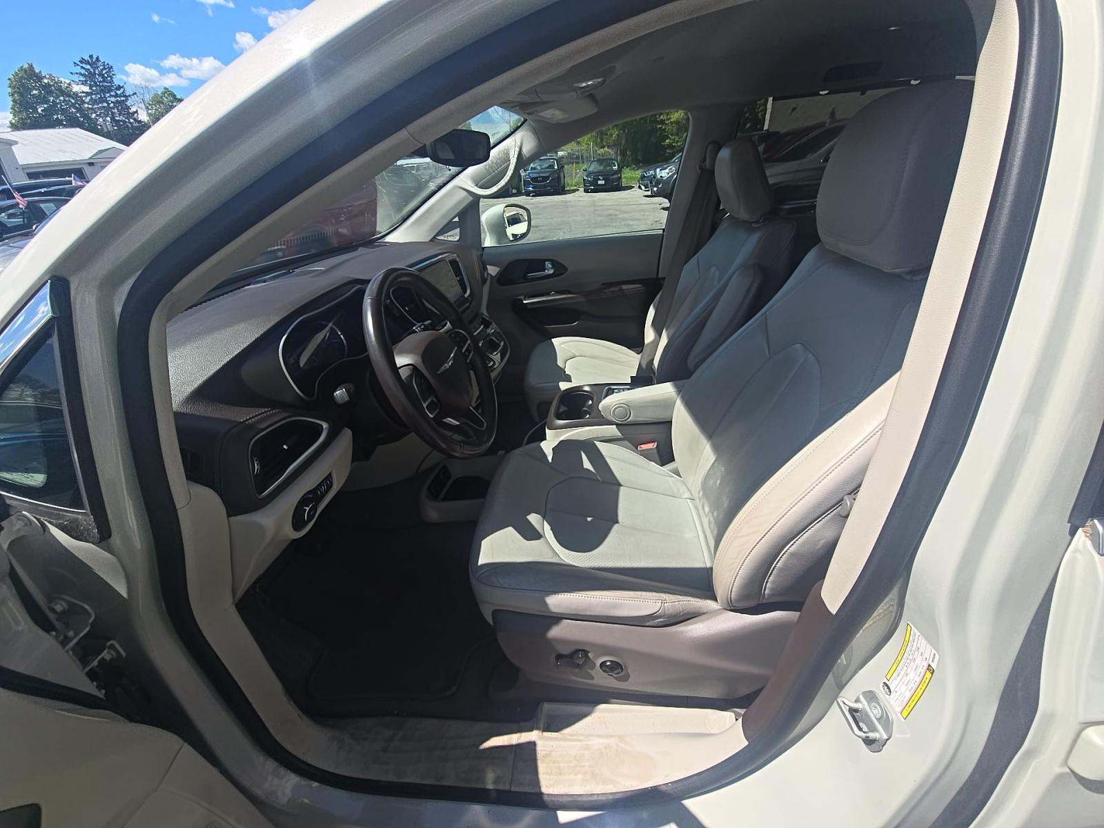 2021 Chrysler Pacifica Hybrid Touring L FWD