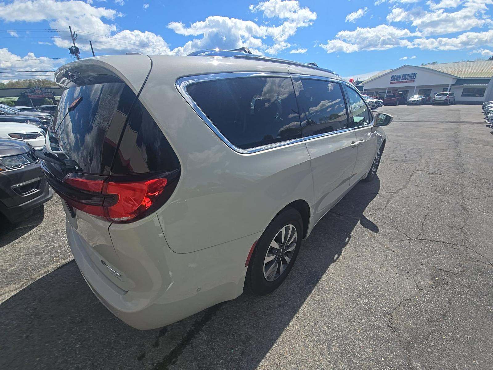 2021 Chrysler Pacifica Hybrid Touring L FWD