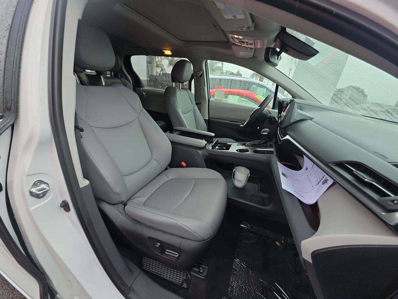 2023 Toyota Sienna XLE FWD