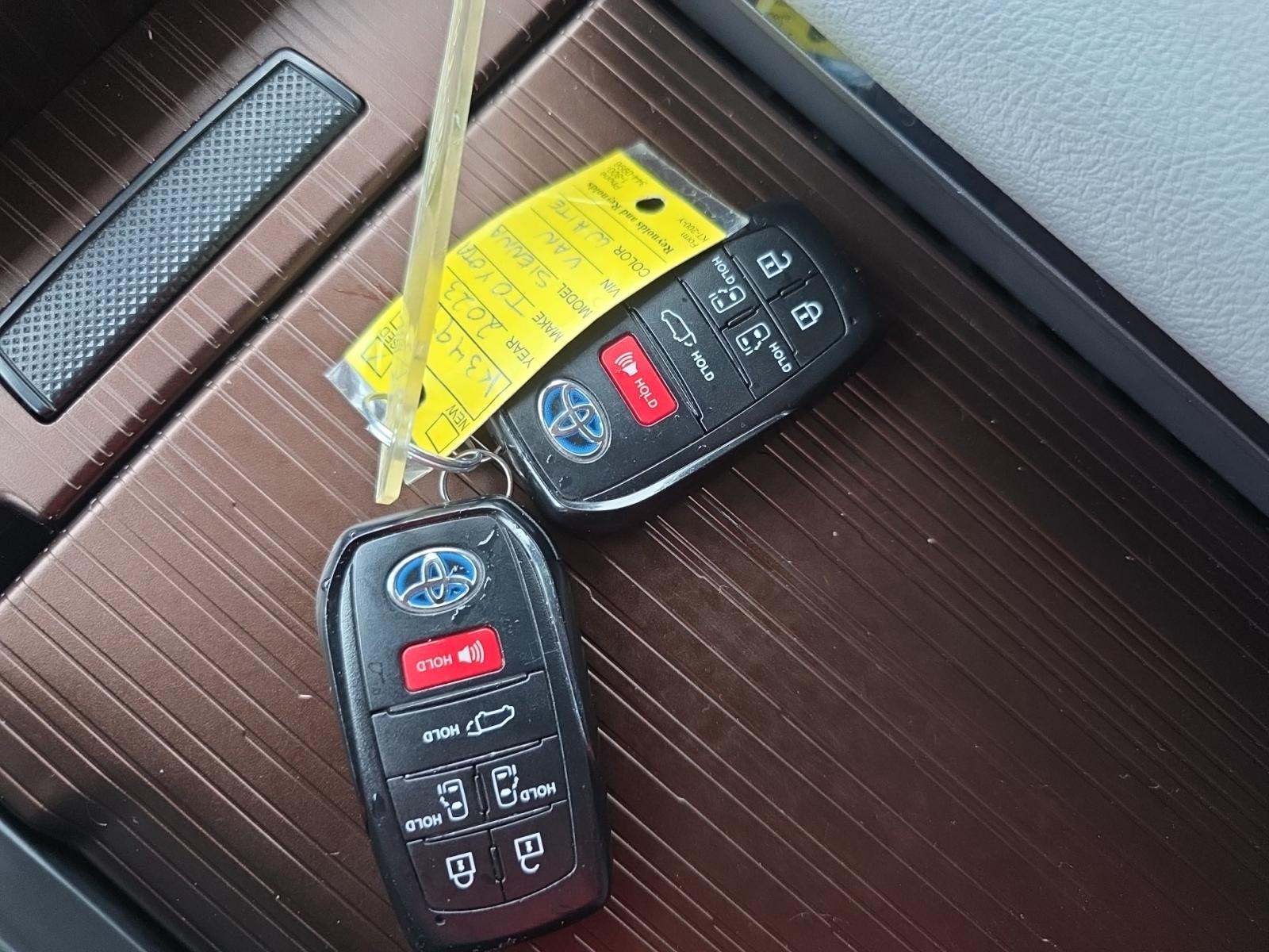 2023 Toyota Sienna XLE FWD