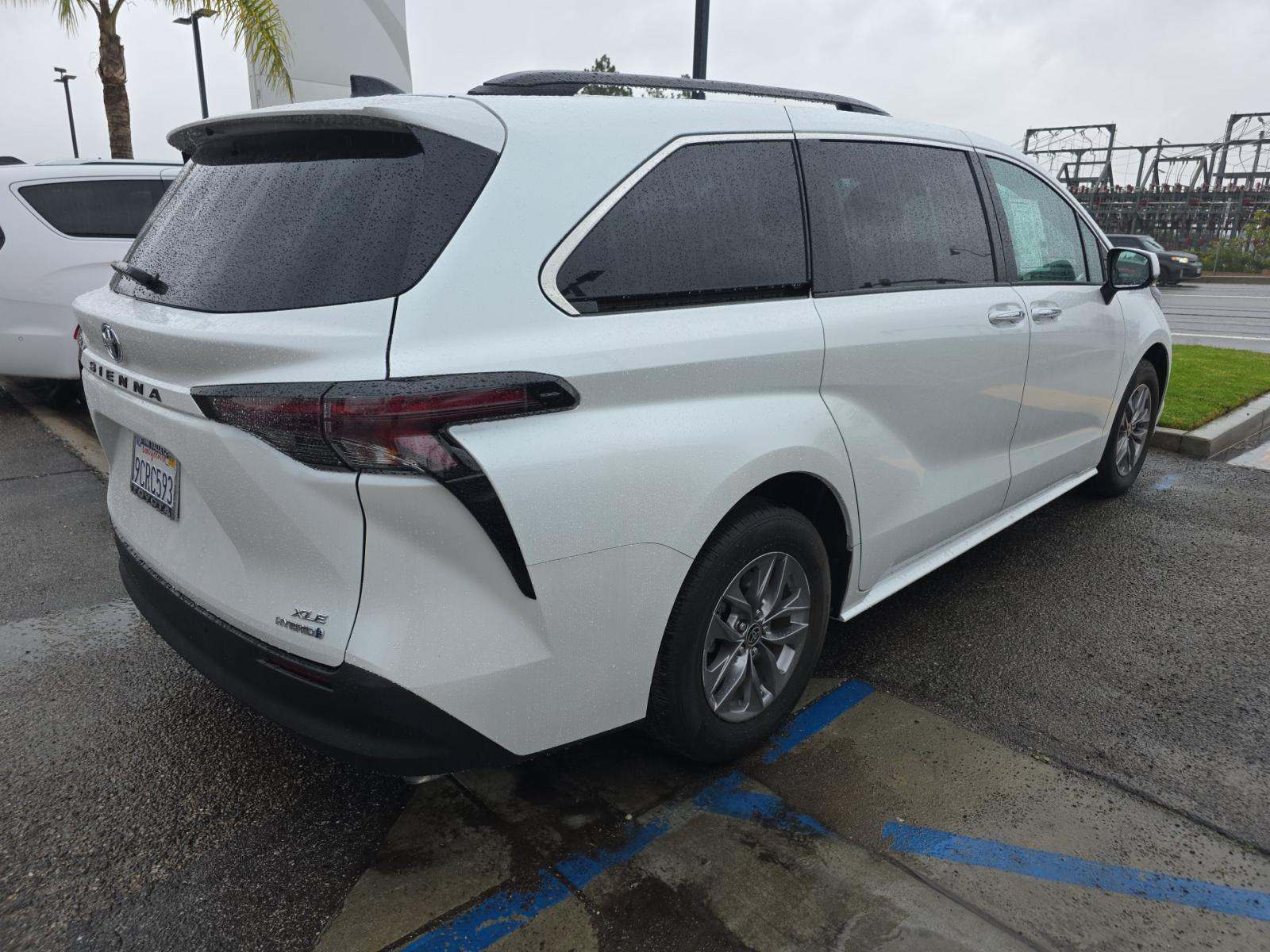 2023 Toyota Sienna XLE FWD