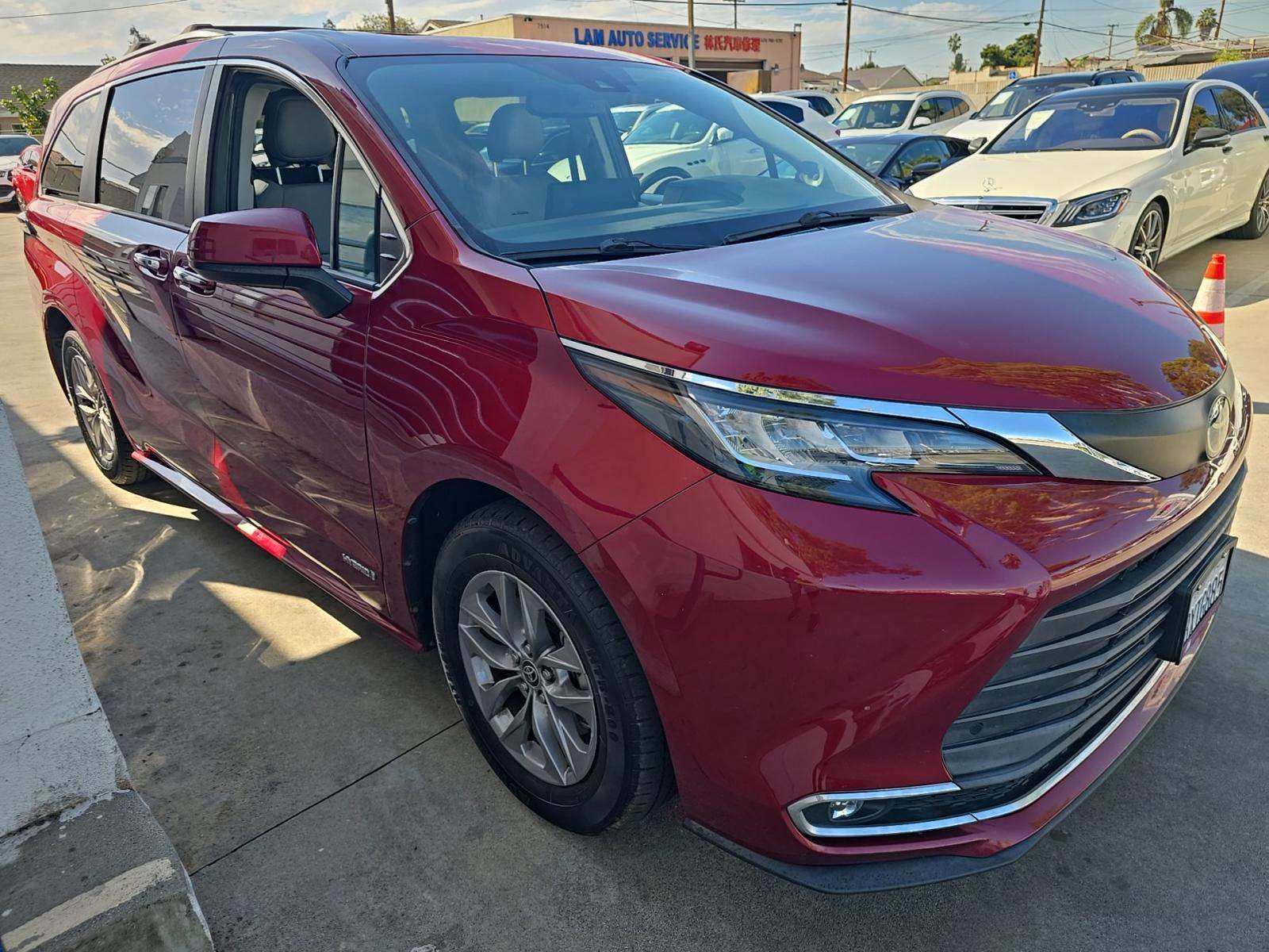 2021 Toyota Sienna XLE FWD