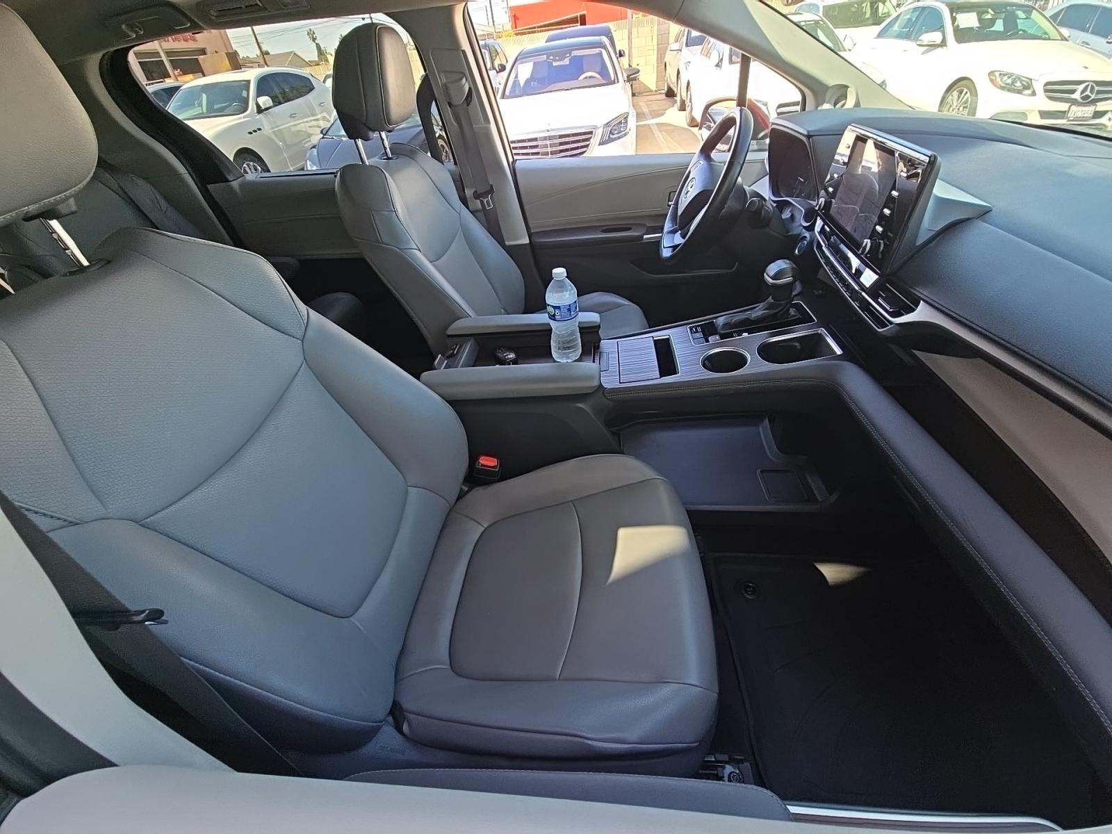 2021 Toyota Sienna XLE FWD