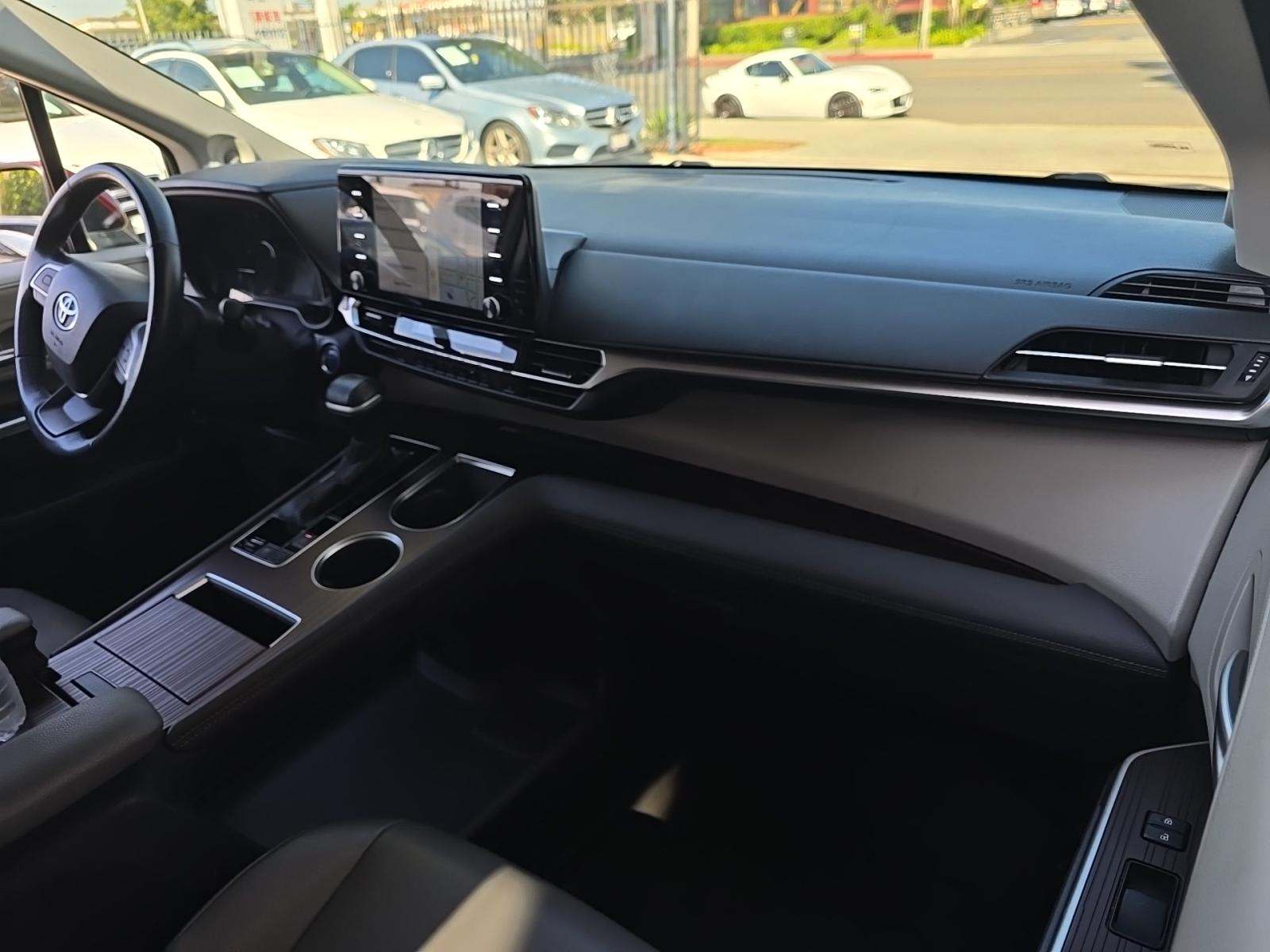 2021 Toyota Sienna XLE FWD