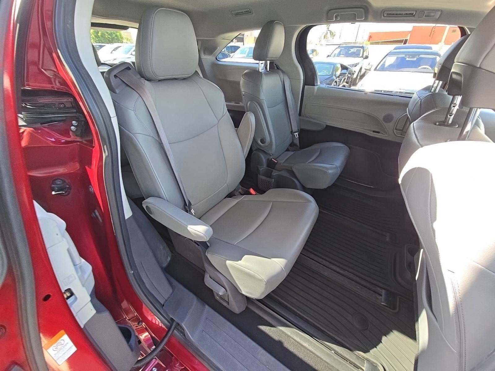 2021 Toyota Sienna XLE FWD