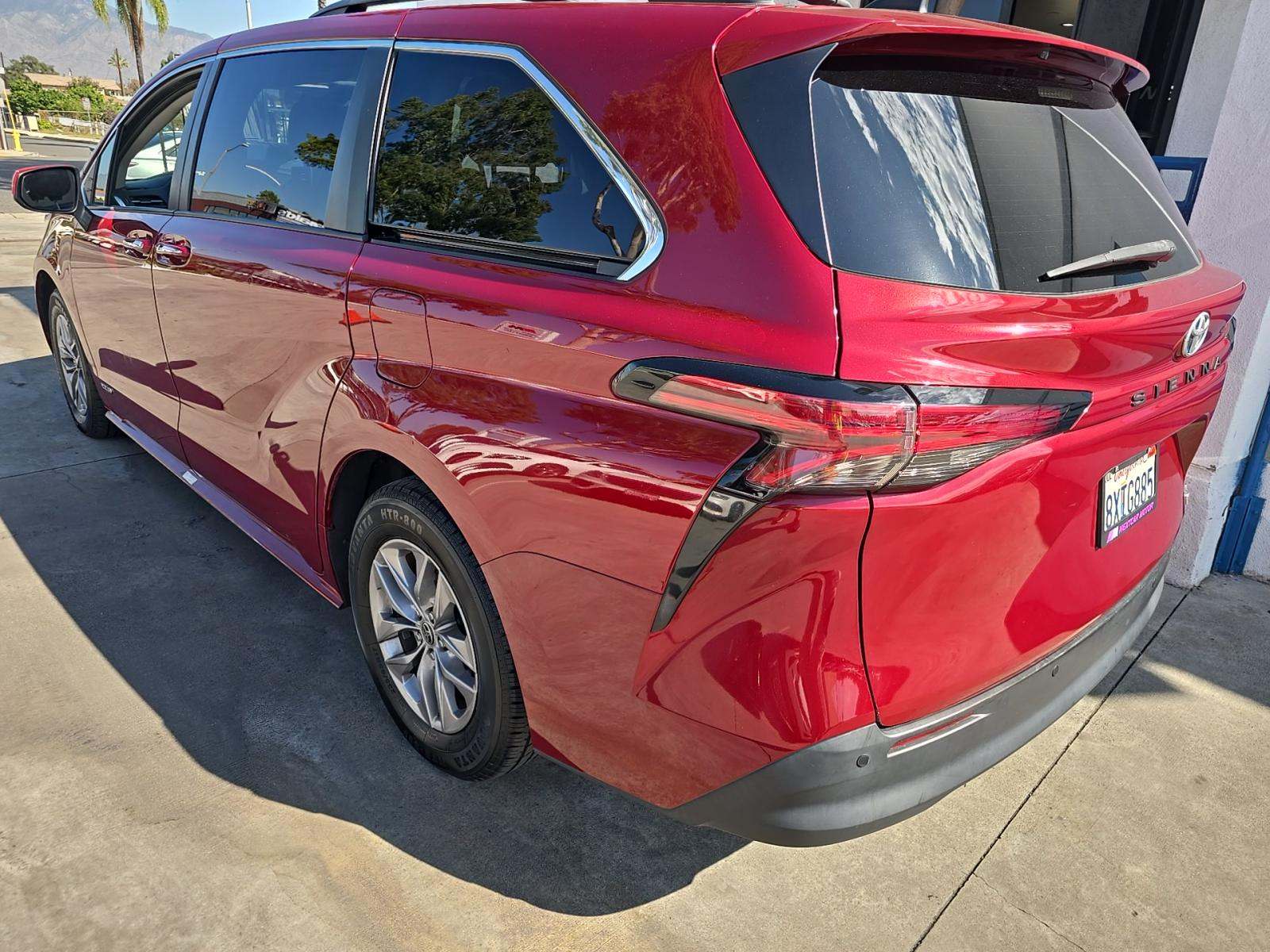 2021 Toyota Sienna XLE FWD